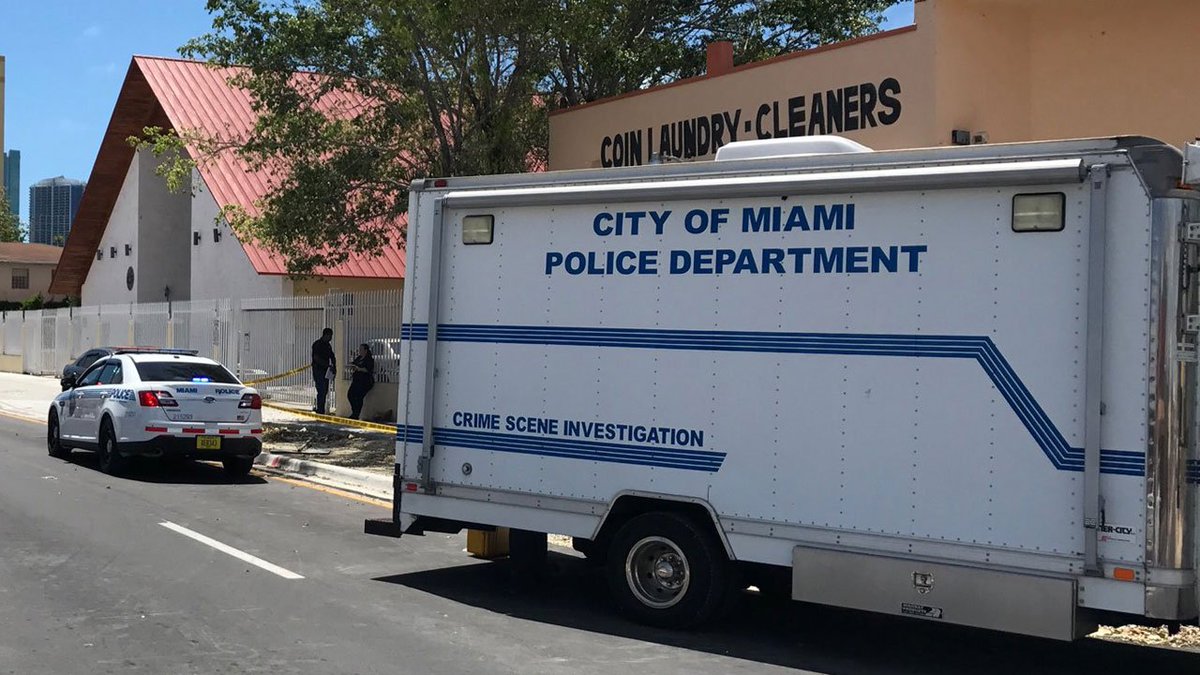 Man dies during struggle to get away from Miami police officers in East Little Havana bit.ly/2tcA9ZZ https://t.co/RUr480lPJT