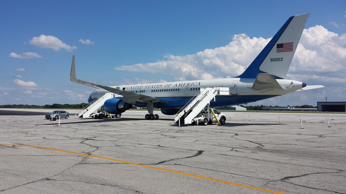 Tbooker24's tweet image. Vice President Mike Pence (@VP) arrived this afternoon in Air Force Two at @SBNairport. He's vacationing in Michigan. @SBTribune