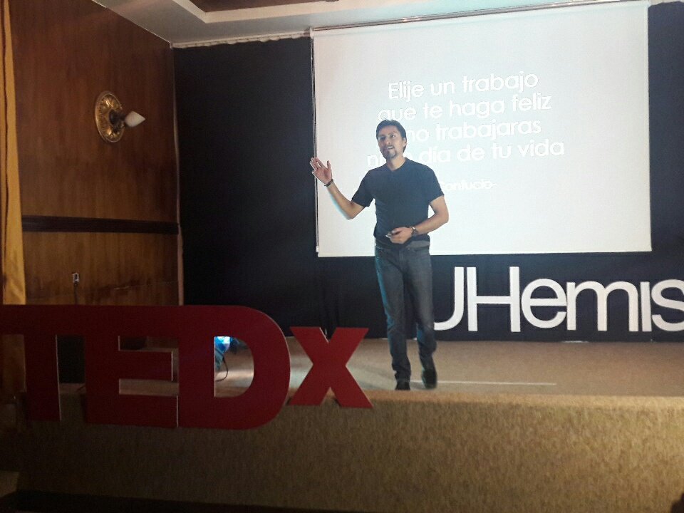 TEDxHemisferios's tweet photo. "Solo el 16% de las personas están haciendo lo que soñaron cuando niños". Agustín Reinoso ya está en el #TEDxUHemisferios https://t.co/SnFoSHMLNa