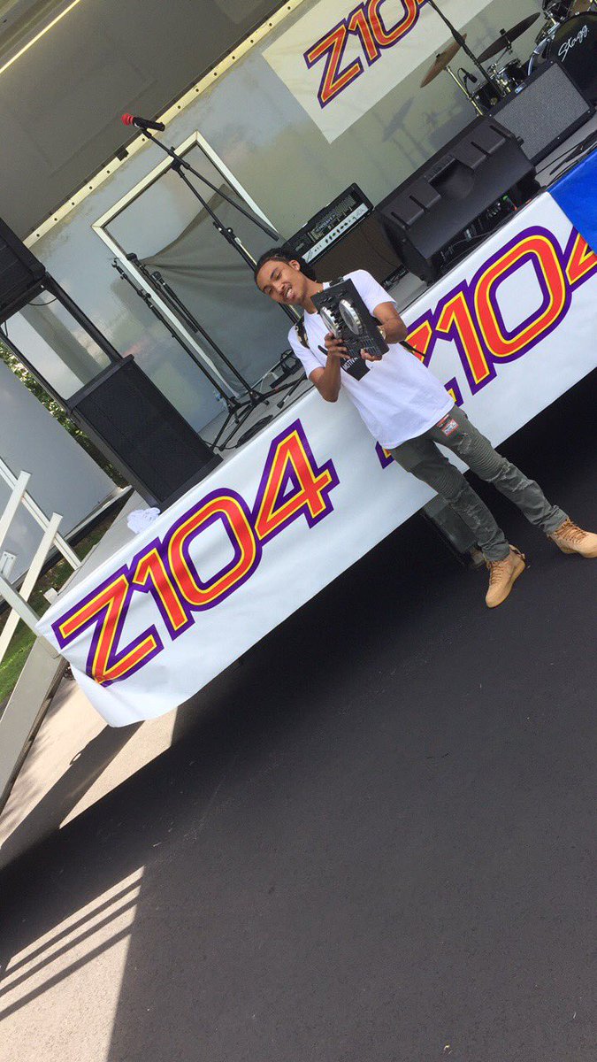 SwankSanchez222's tweet photo. #shaggfest2017 @Z104fans 🤘🏽
Virginia Beach, VA 📍
#SwankSanchez #JayStarr #HAM https://t.co/M4iE54svvj