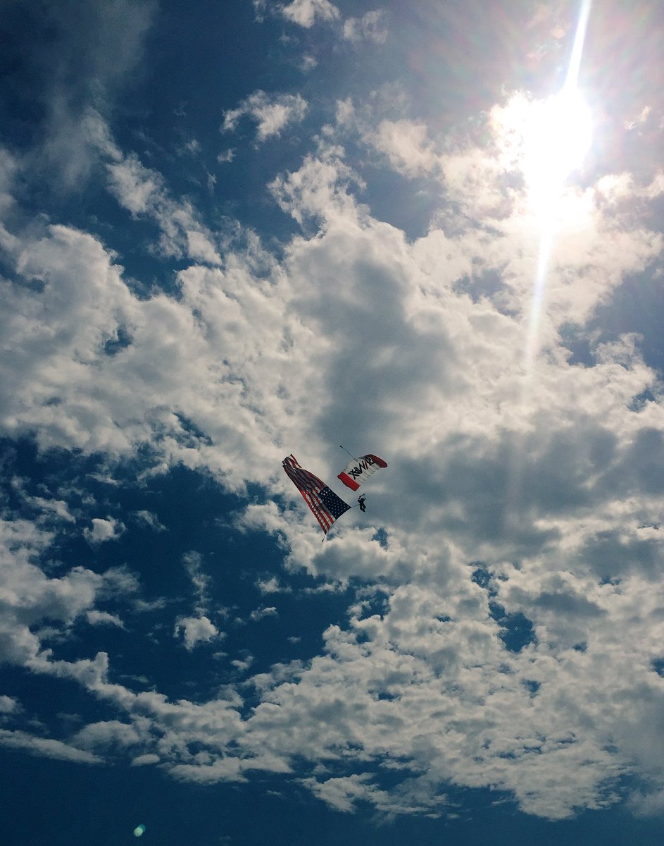 The sun comes through as the <a href="/remax/">RE/MAX</a> parachute team brings in the colors 🇺🇸 at <a href="/GrandTXAirshow/">Grand Texas Airshow</a> #4thofjulyweekend #prayon