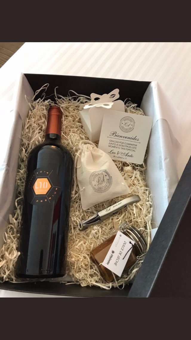 VinosSelectosCo's tweet photo. Un Malbec Premium de #bianchi fue el recuerdo para los invitados a #LaBodaDeMessi https://t.co/6qGhJSAyQH