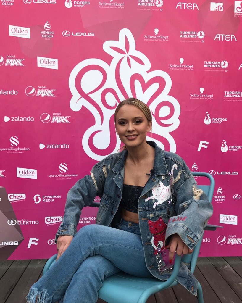 tatianagraphics's tweet photo. Excuse me? @zaralarsson how dare you to kill my self-esteem? https://t.co/2DDkN4ySJF