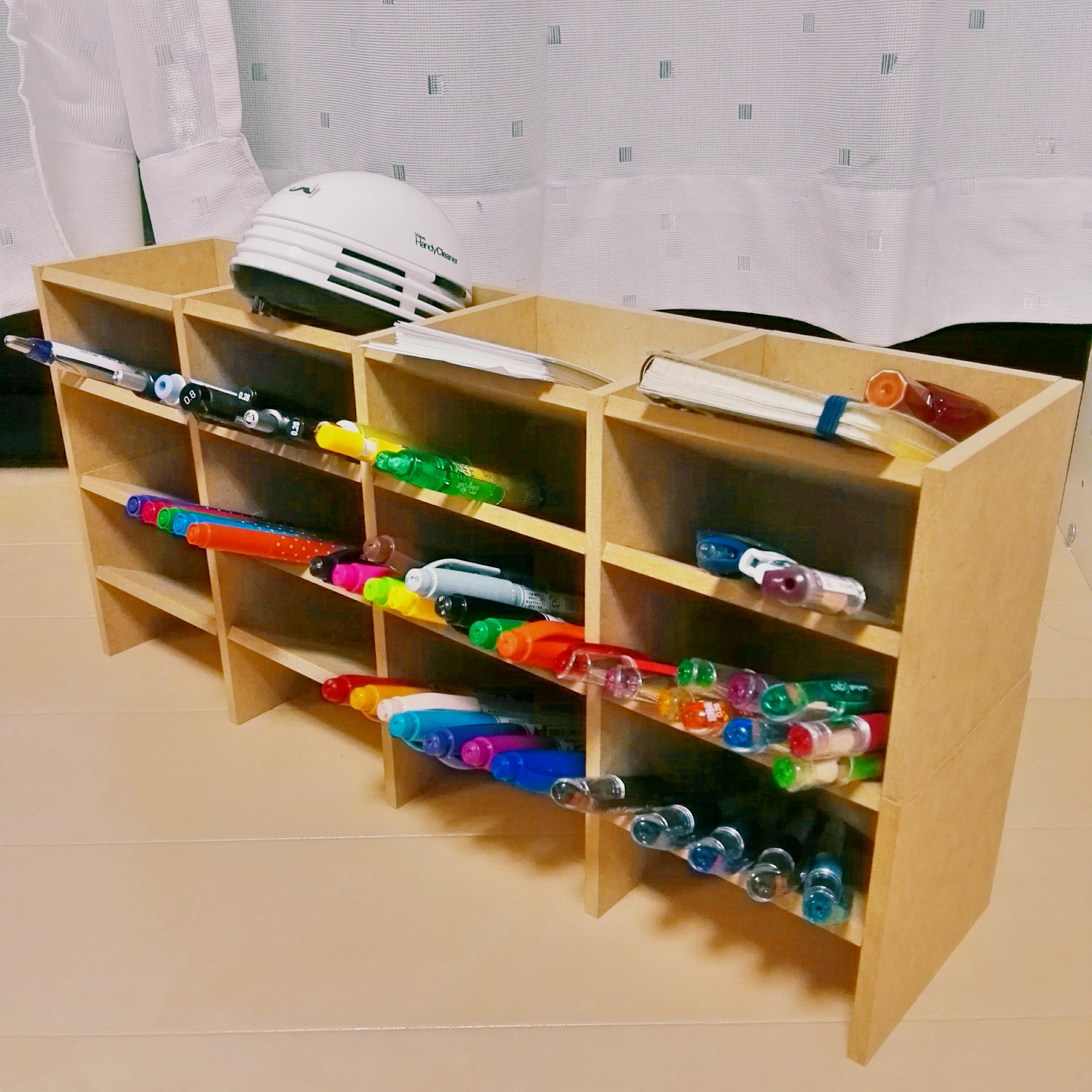 Oresama Records 以前 嫁さんに斜めに入れれる コピック収納 が欲しいと言われて ダイソーのmdfを使って ノコギリも釘も使わず木工用ボンドで貼るだけで簡単に作れるスタンドを 今回は小３娘と二人で小さめに作った 材料代 嫁のは1400円 娘のは600