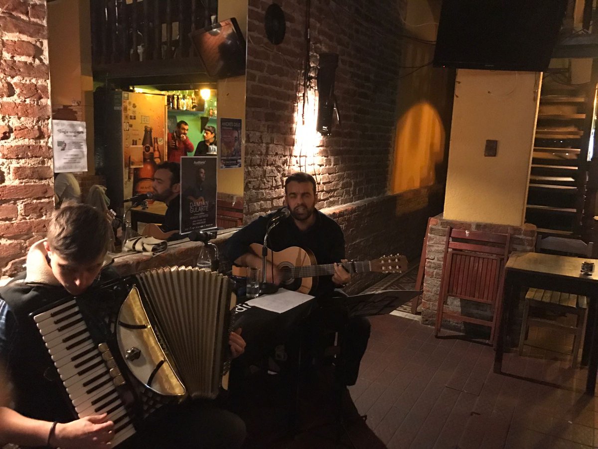 Excelente la noche de viernes en Verde Bar con <a href="/BarCantores/">Cantores En El Bar</a> y <a href="/nicoestefanell/">Nicolas Estefanell</a>. Juan Pablo Silva de invitado.