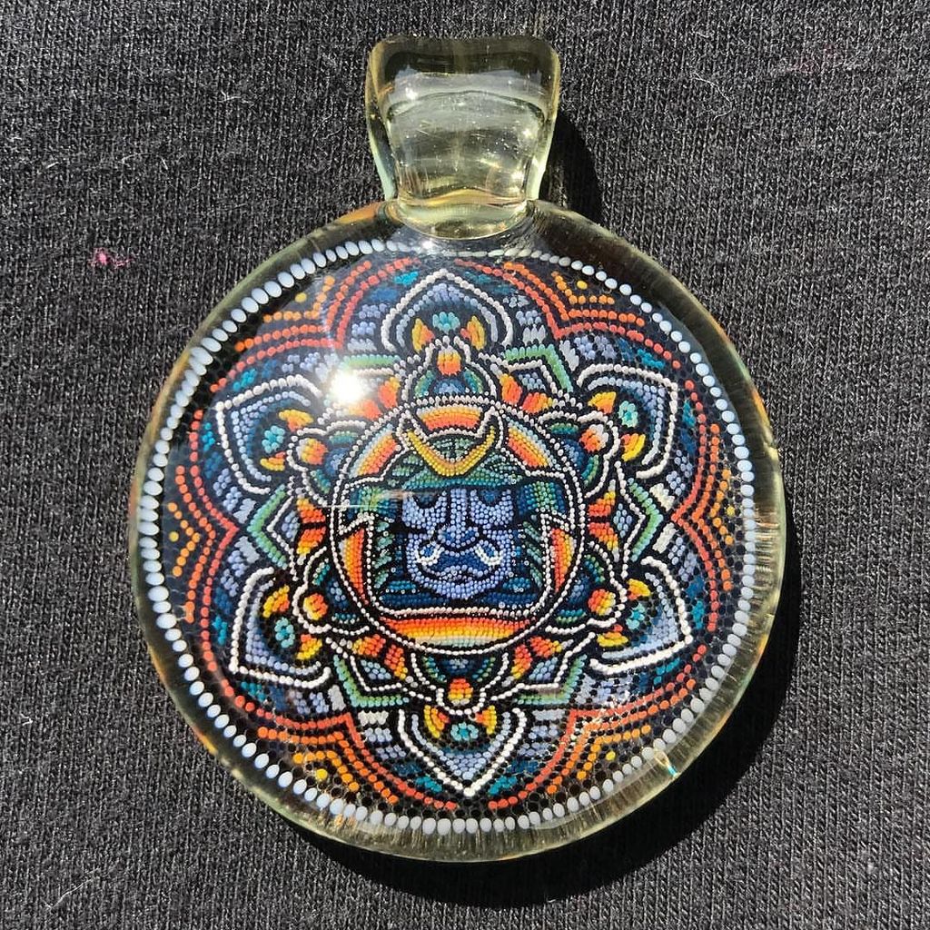 headstash_co's tweet photo. ⠀ #repost @zshoreglass ⚔👺 #pointillismart #pointillism #samurai #pendy #pendants #headstash https://t.co/p9XbP6iYdJ
