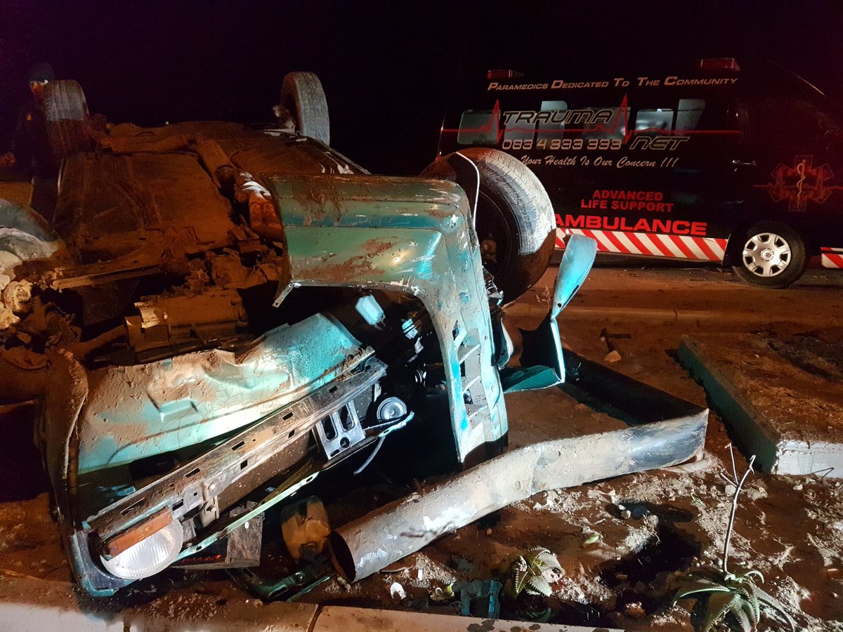 TraumaNetPE's tweet image. Multiple mva's tonight. This one walmer opposite kings court. @_ArriveAlive @jour_maine @FatalMoves