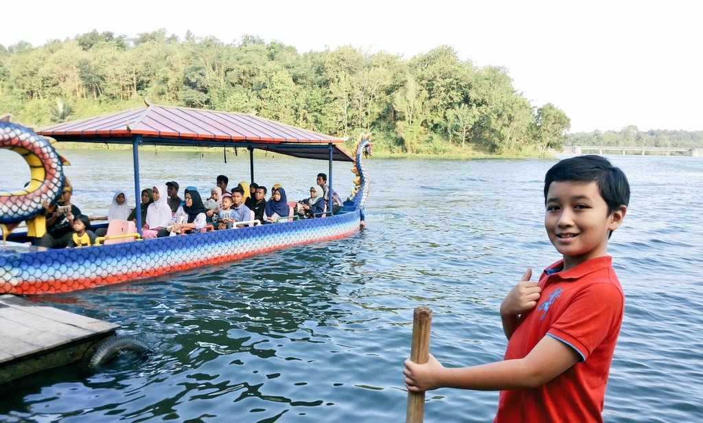 Menunggu perahu naga
Jembangan Danau
Rumah apung