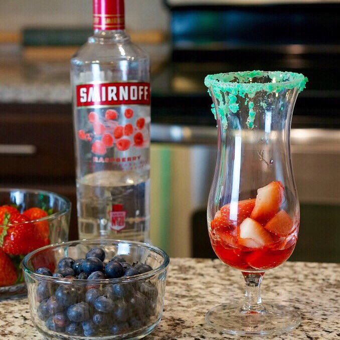Shenanometer's tweet photo. 🇺🇸Red white and blue pop rock cocktail, click here for recipe: https://t.co/N4YB8GGkOz #4thofJuly #RecipeOfTheDay #4thofjulyrecipe https://t.co/6OKTZl7y6w