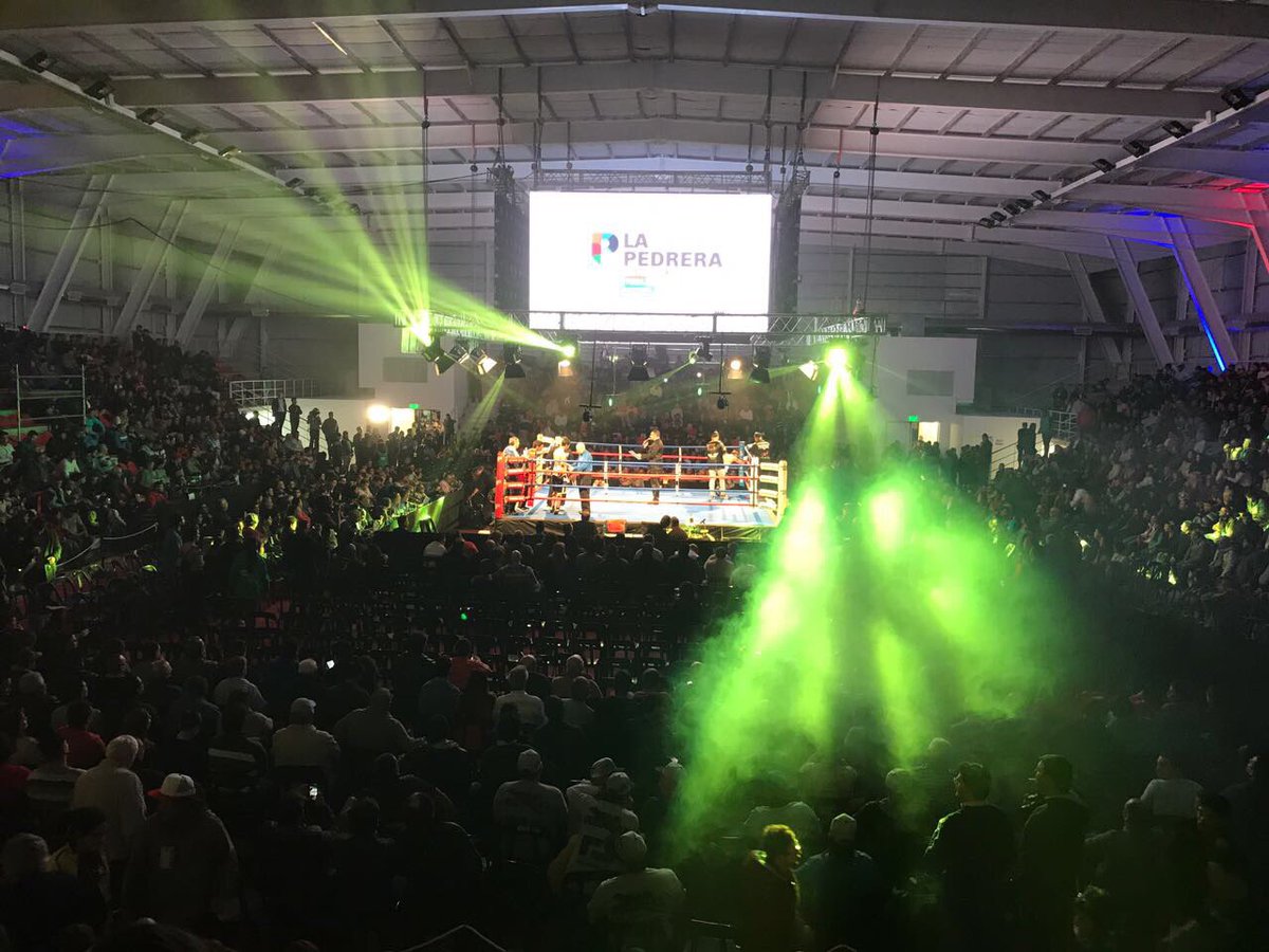 userio274567's tweet photo. ¡Imponente noche en #LaPedrera! Inauguración del Estadio Multiuso #VeladaBoxistica #OscardelaHoya https://t.co/QVTZt56fjp