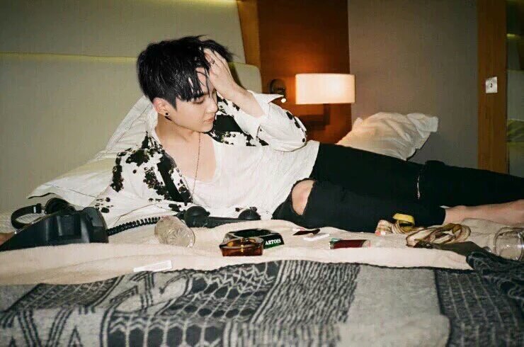 yoongibam9793's tweet photo. ไปเจอรูปอีดิทยุนกิผมดำ หลัวมากกก
me:กระโดดขึ้นเตียง 😂 https://t.co/fXvTuiqxhU