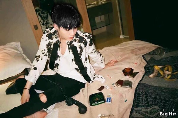 yoongibam9793's tweet photo. ไปเจอรูปอีดิทยุนกิผมดำ หลัวมากกก
me:กระโดดขึ้นเตียง 😂 https://t.co/fXvTuiqxhU