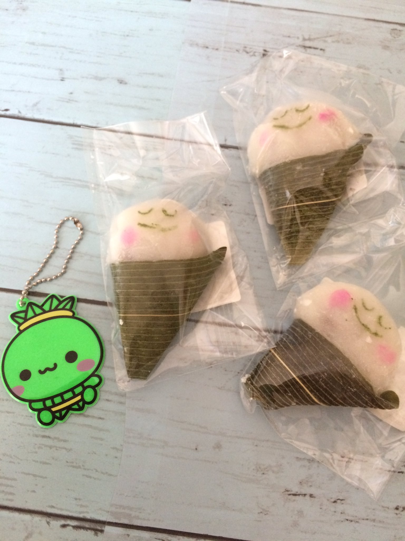 ぷるめりあ53 新潟のお土産を 子供らにあげました ココロ入口にあった丸屋本店の可愛い いちご大福 雪たんたん と新幹線の入口ちかくのお土産屋さんの 草団子 反射盤キーホルダー 星野源ライブ 新潟お土産 T Co Szwufb6871 Twitter