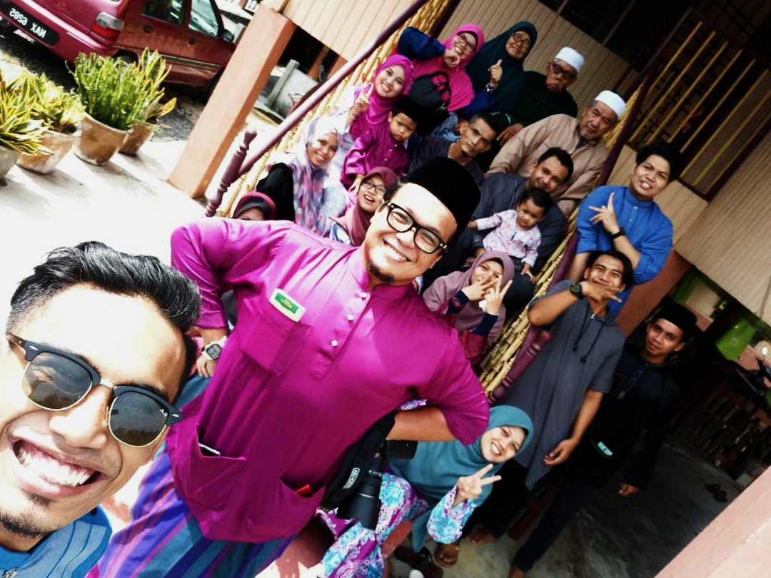 kellywon's tweet photo. Gua redo ini je family photo raya gua yg ada.sejam sebelum pegi kerja. #firstraya #banglasial https://t.co/0ZX4hOzpNE