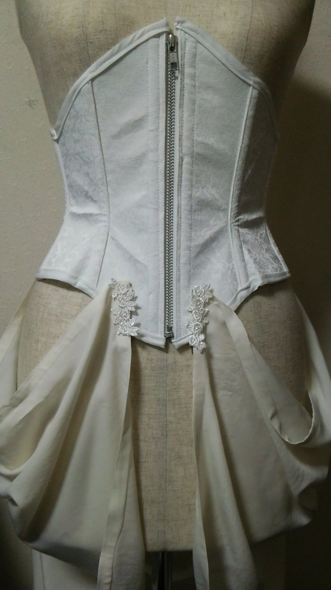 mereneun's tweet image. ドレープ付きコルセット作った。
ドレープは量を調整できてクリップだから片側に寄せるとかドレープなしとか出来る。
手縫いでクリップ付けるの面倒で、何度ももうコルセットに直接縫い付けようかなと思いました。でも取り外しできるの便利だからがんばりました。