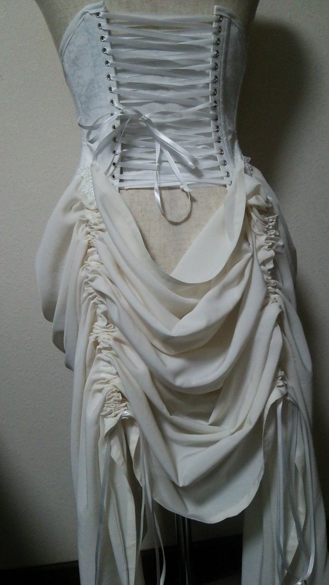 mereneun's tweet image. ドレープ付きコルセット作った。
ドレープは量を調整できてクリップだから片側に寄せるとかドレープなしとか出来る。
手縫いでクリップ付けるの面倒で、何度ももうコルセットに直接縫い付けようかなと思いました。でも取り外しできるの便利だからがんばりました。