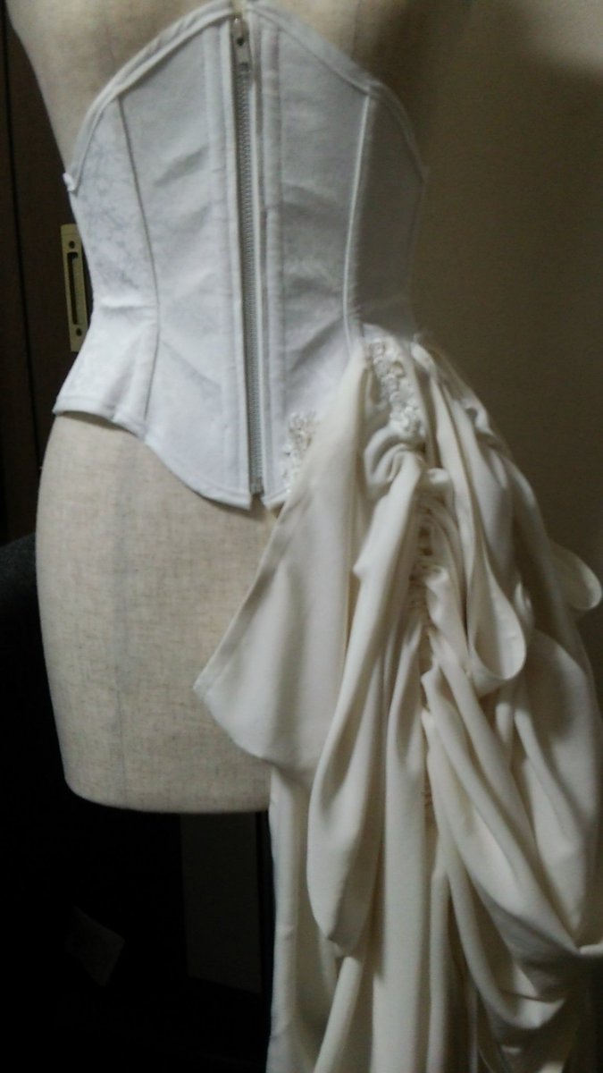 mereneun's tweet image. ドレープ付きコルセット作った。
ドレープは量を調整できてクリップだから片側に寄せるとかドレープなしとか出来る。
手縫いでクリップ付けるの面倒で、何度ももうコルセットに直接縫い付けようかなと思いました。でも取り外しできるの便利だからがんばりました。