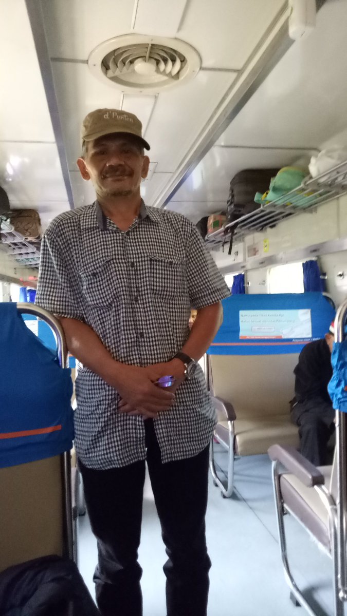 yus_skarta's tweet photo. Untuk kelas #ekonomi, #Krakatau, cukup rapi.. Sayang, kursinya...tak dapat dibalik...Tp pas jg, berempat bisa ngobrol..
#AyoNaikKA
#tututut https://t.co/ChqWs8PDmi