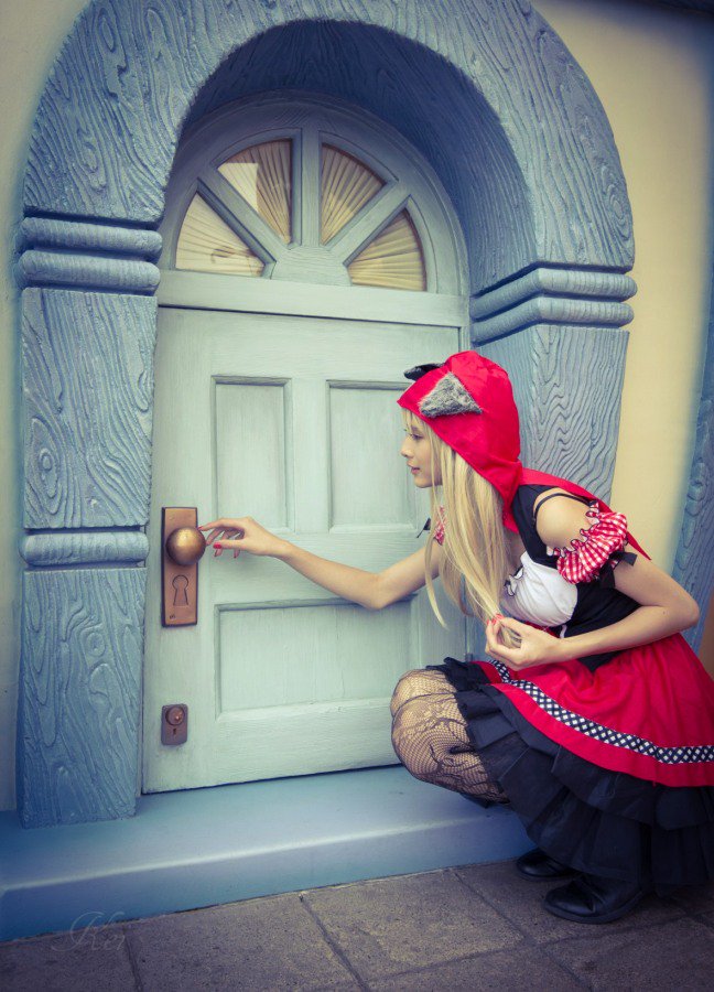ra25g's tweet photo. 昔々あるところに、それはそれは可愛い少女が住んでいました。そして少女の夢は世界征服でした。ある日、その少女は不思議の国で小さな扉を見つけました。 https://t.co/tQYl17b3pP