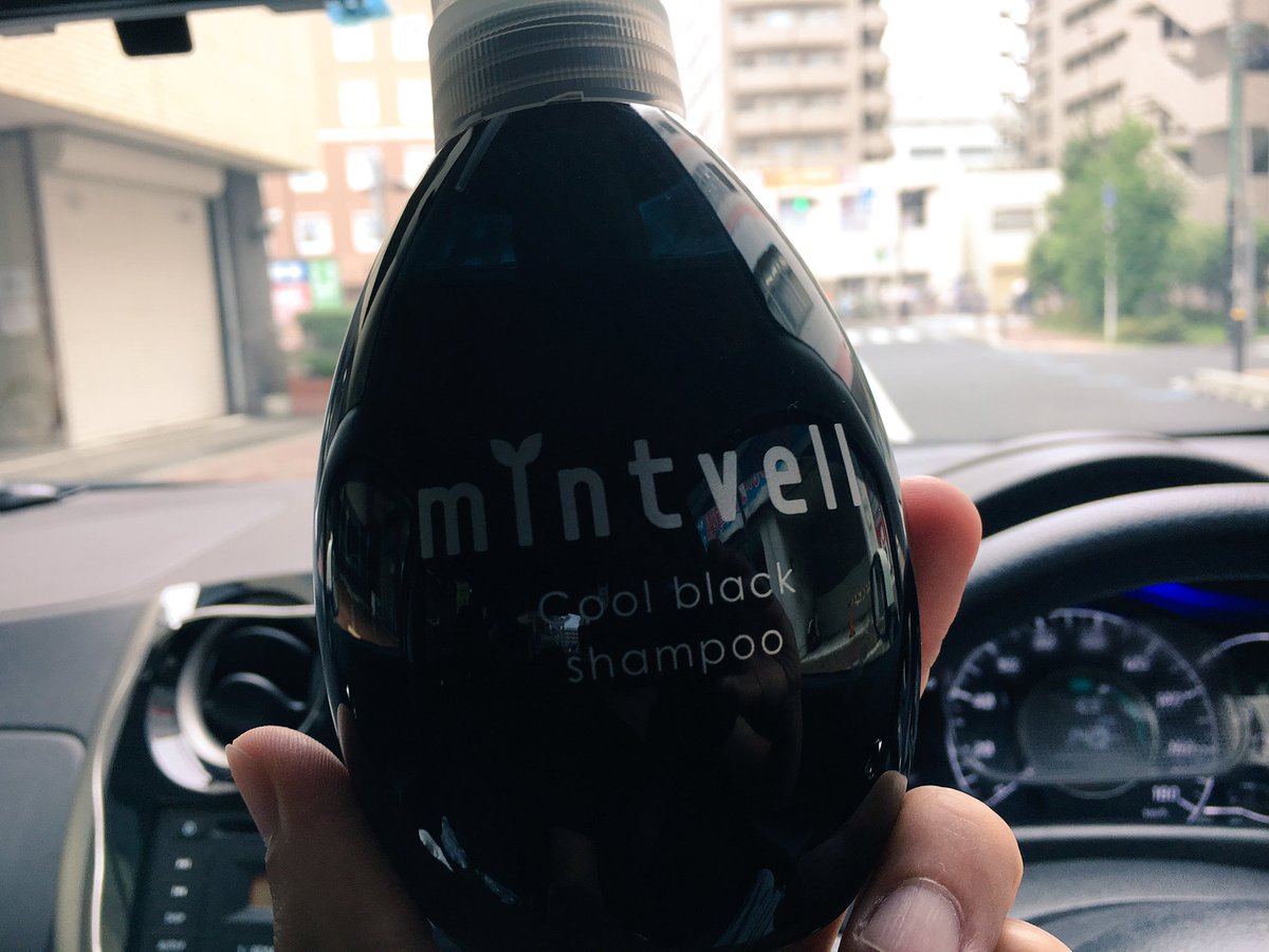 ohige_beam's tweet photo. 美容院でスッキリ♫いつもありがとうございます!今日のヘッドスパはすごく丁寧で気持ち良かった(^^)写真は毎年夏に買ってるmintvellという名のシャンプー。これがラスト一個の取り扱いだそうで、大切に使いますー。#美容室ナイーブ #ヘッドスパ #mintvell https://t.co/RJJhjxAOjI