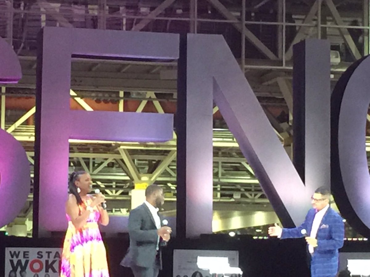 C3DBeal's tweet image. Center Stage with 2 people who care about Dreamers that'll create change tomorrow. Apply for Disney Dreamers Academy!#EssenceFestival #dda