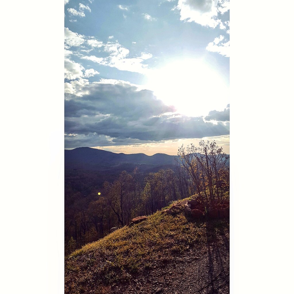 HannahLDavid's tweet photo. How many days until I get to see views like this?? #missingmymtnsandmyfrans https://t.co/OQy5XFWM9h