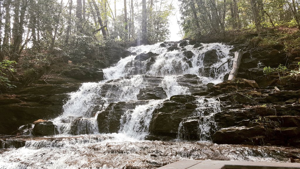 HannahLDavid's tweet photo. How many days until I get to see views like this?? #missingmymtnsandmyfrans https://t.co/OQy5XFWM9h