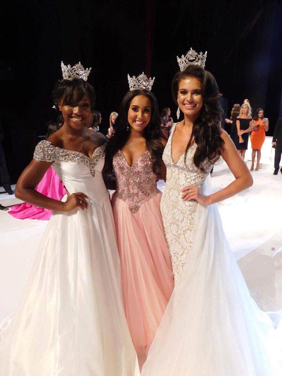 KennedyChaseTV's tweet image. Tonight I crowned my successor, Katie Schaaf!👑💕 I'm so excited for her! This has been the year of a lifetime!✨ #MHSAPageants