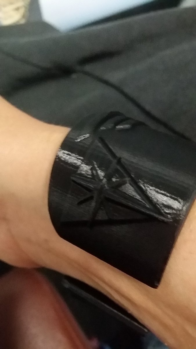 gwenyhivie's tweet photo. Bracelet #WonderWoman #3D by artist @Nymuh #microdelta @emotiontech #3Dprinting 👍 #madeinFrance @GalGadot #fan @WonderWomanFilm https://t.co/D7XsGuLe4H