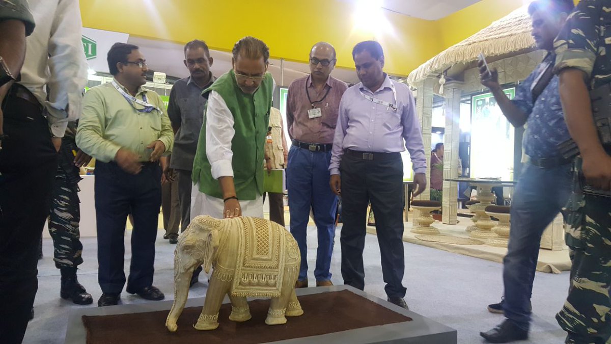 #Gandhinagar, गुजरात में आयोजित #TextilesIndia2017 में लगी कॉटन, खादी एवं जूट स्टॉल का अवलोकन करते हुए।