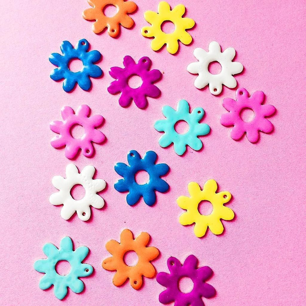 Pretty and colourful 😍🌈🎨 fun flower earrings 🌼 perfect for summer. 💛💕🌈 (see link in bio) ✨💖
.
.
.
.
.
#abmlifeisco… ift.tt/2te5ICP