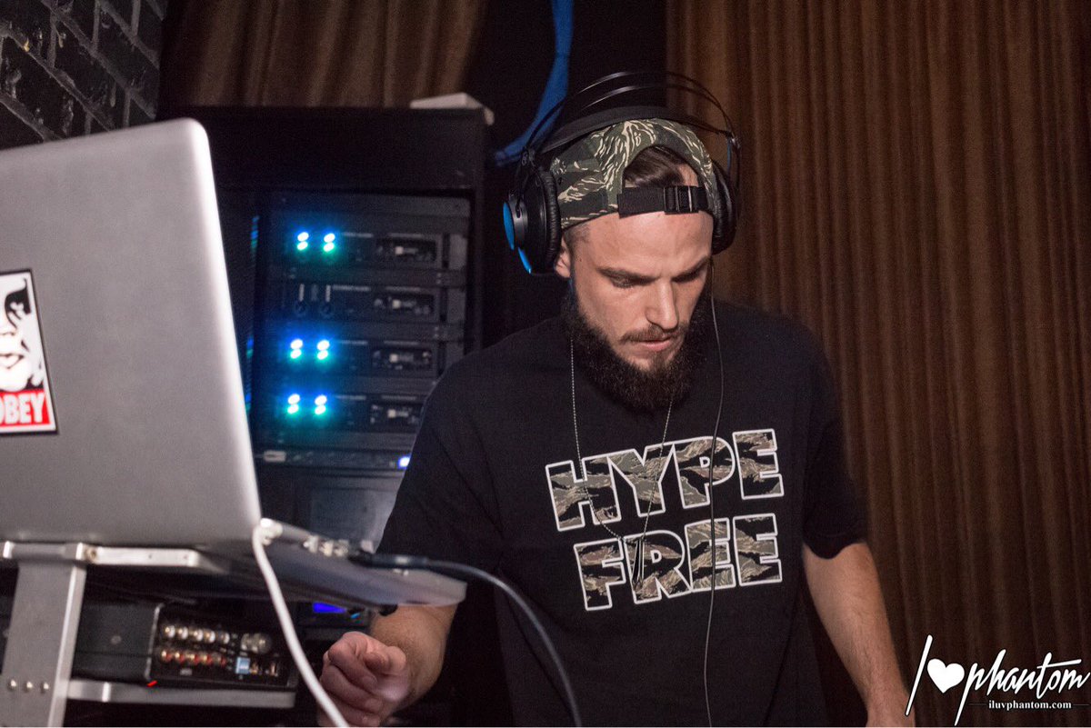 DOAKD_SD's tweet photo. @REVIVE619 Music is the motive! #revive619 #rmdgroup #hardrock #207 #getDOAKD #HipHop #Trap #DOAKD #club #pioneer #cdj2000 #ableton https://t.co/WUtcP16vty