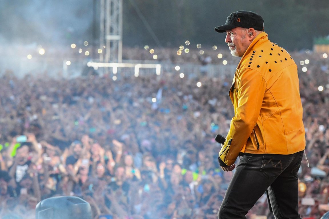 RaiNews's tweet photo. #ModenaPark, Vasco Rossi nella storia: le immagini del più grande evento musicale a pagamento del mondo→ https://t.co/Er2616K8P2 #VascoRossi https://t.co/aPAODATUlR