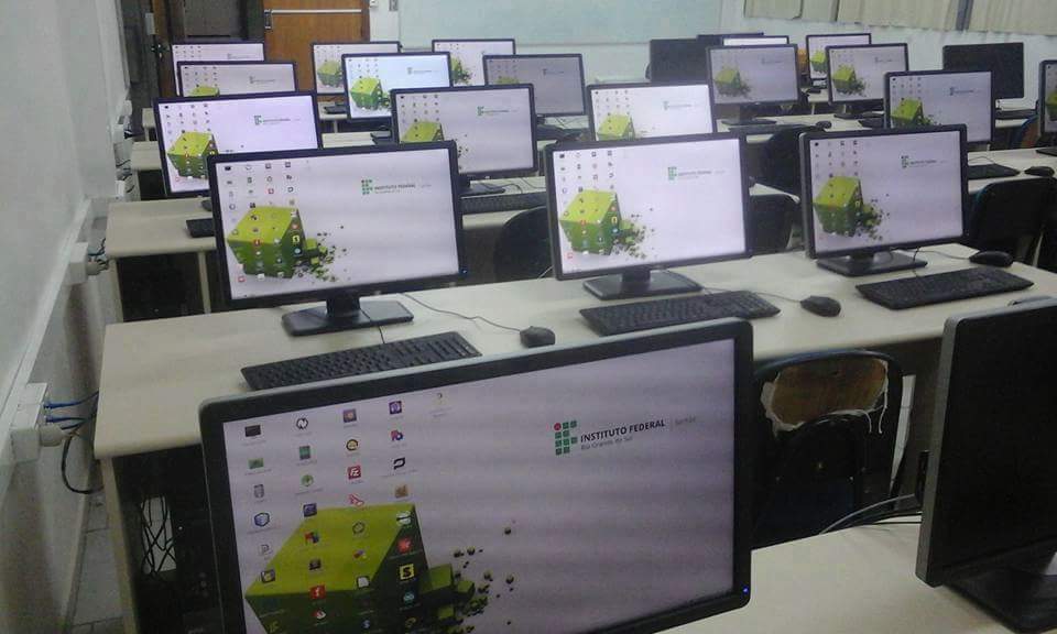 unixstickers's tweet image. A Brazilian school lab running on #Linux 🐧