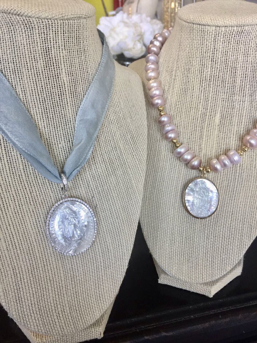 AccesoriosRA's tweet photo. #medallas #virgendeguadalupe #madreperla #seda #perlascultivadas #rebecaariasaccesorios #shopRA https://t.co/bXS7r1ipyu