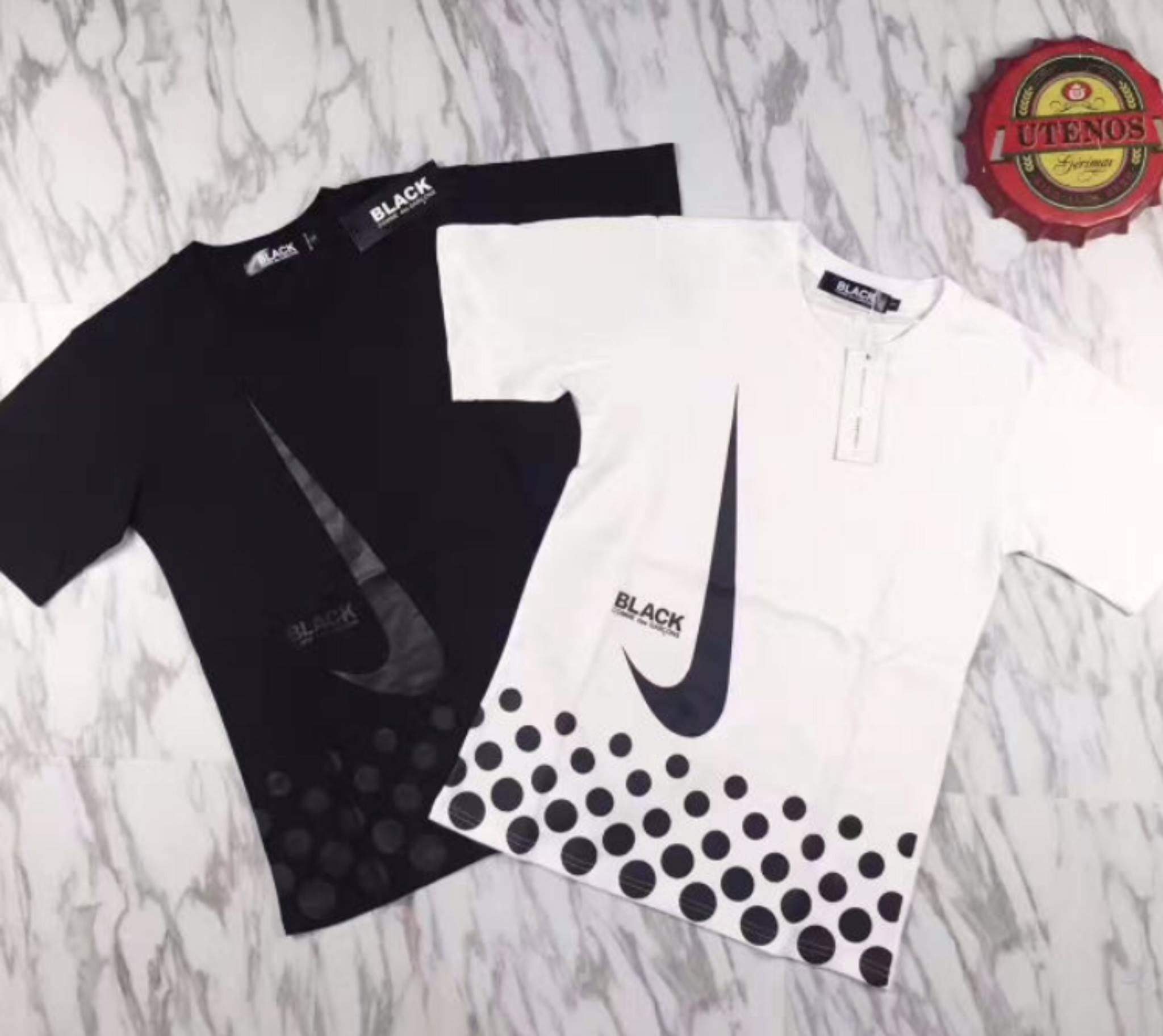 最安値スポーツファッションshop ナイキのペアｔシャツです さりげなくペアルックになってます ストリートにピッタリのデザインですね カラーはブラックとホワイト サイズはs Xlをご用意しております ナイキ Tシャツ Nike T Co