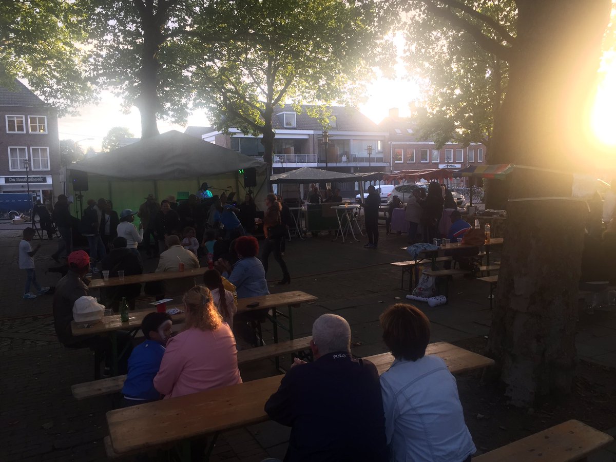 NolHeuvel's tweet photo. Het was een mooi feestje gisteren. @breda #heuvelbreda! Met o.a. @FakierelMagnate en @ZangerAlfred #nolensfoodfestival https://t.co/6zc7XasMLJ