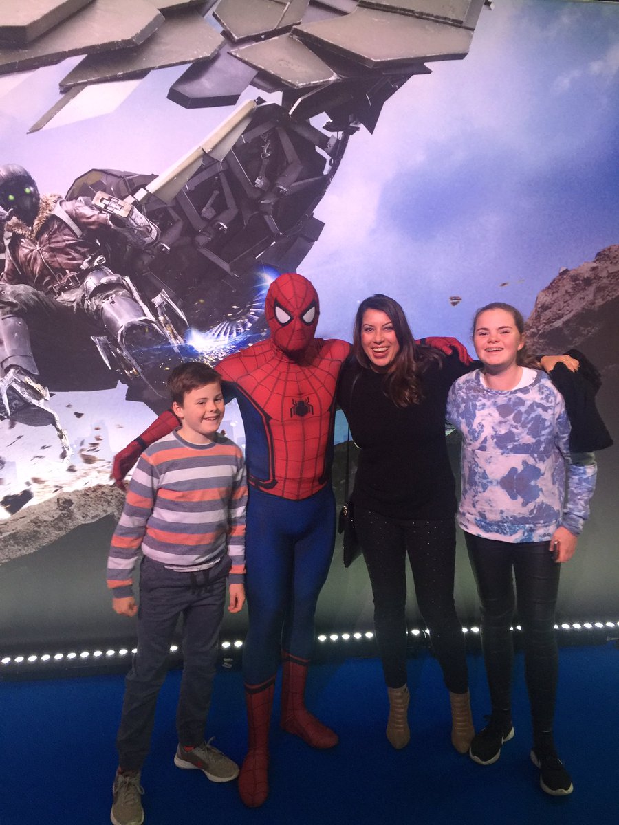 RSL678's tweet photo. Hanging with Spider-Man #sonypicturesaus #spidermanhomecoming #sony #bluecarpetpremiere https://t.co/I8Jh9YZMBw