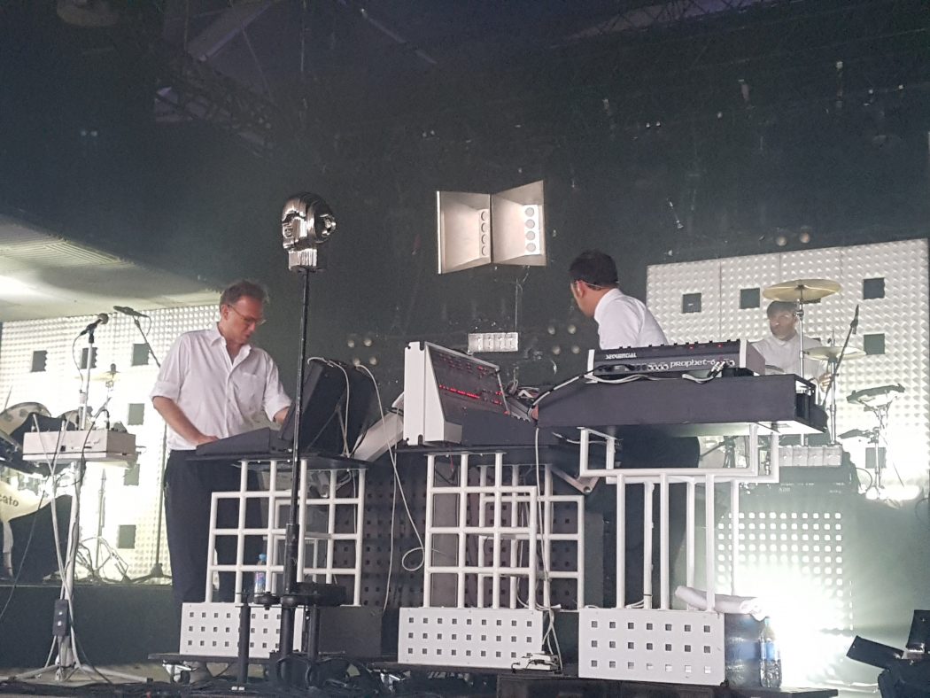 VagueParallele's tweet photo. (LIVE REPORT) On y était : @soulwax à @Solidays https://t.co/yYOMyU8PuK #solidays2017 https://t.co/MmRSKPvdDm