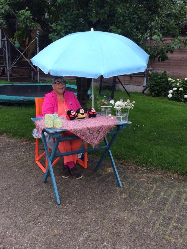 Thea zit klaar op haar stempelplaats tijdens <a href="/RondjeKa/">RondjeKa</a>