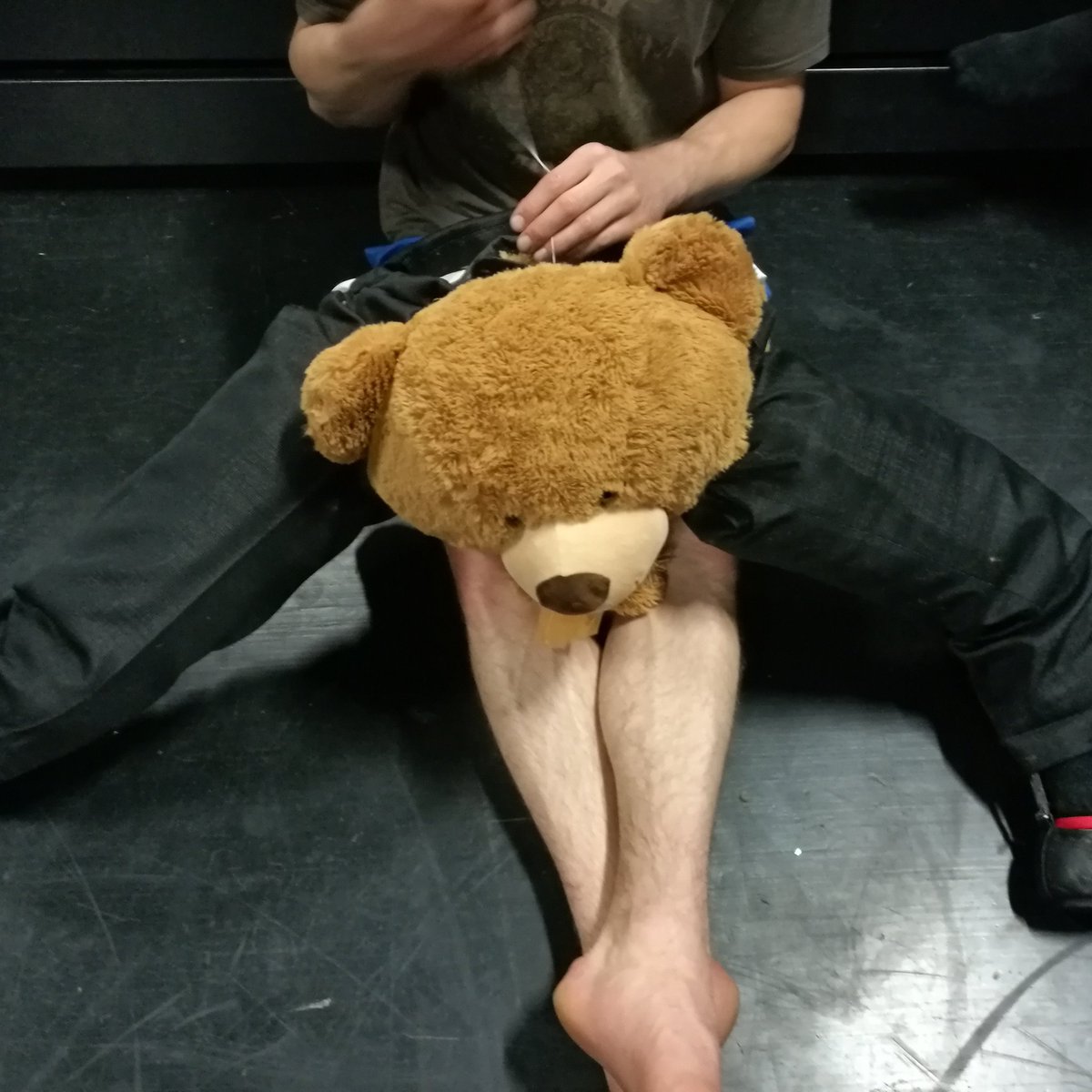 Sirkus Supiaisen nallea hoivataan ennen klo 12 esitystä.Taidetorin viimeinen päivä -tule mukaan! #sirkus #taidetori