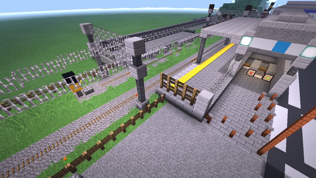Minecraft 新都心開発部 神社の前にある小さな駅です ホームは狭く 1つしかありません 奥のホームは既に廃止されて 苔や罅割れが出る状態です マイクラpe マイクラ マイクラ建築 Minecraft