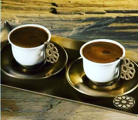 ''Bazı kahveler uzaklara bakılarak içilir.
Kahve kokusu hasret kokar bazen.
Yudumunda bolca özlem.
Telvesinde bolca gözyaşı vardır....''