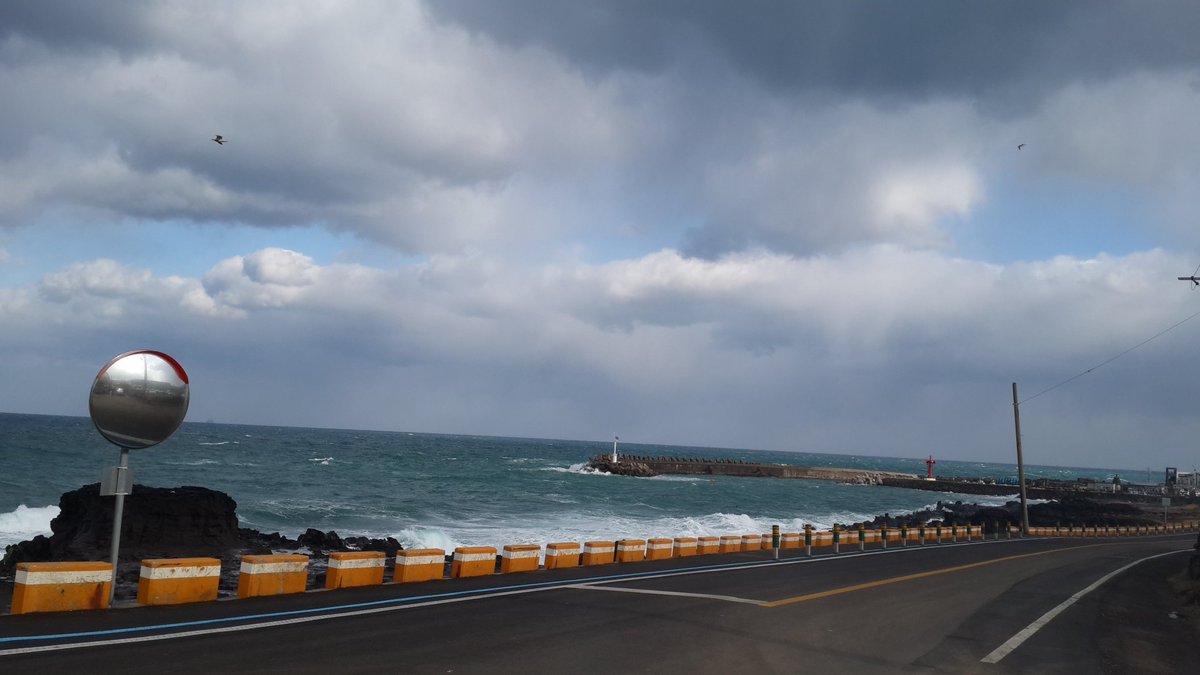내 거울같은 그대

그대는 가끔
눈이 내렸으면 좋겠다 했다.
바다를 보고싶다 했다.
비를 함께 맞고 싶다 했다.

그때 동행을 꿈꾸는 것은
감싸고 싶은 마음이고
그 마음을 함께 하고픈 믿음이다.

그대
내 거울같은 그대