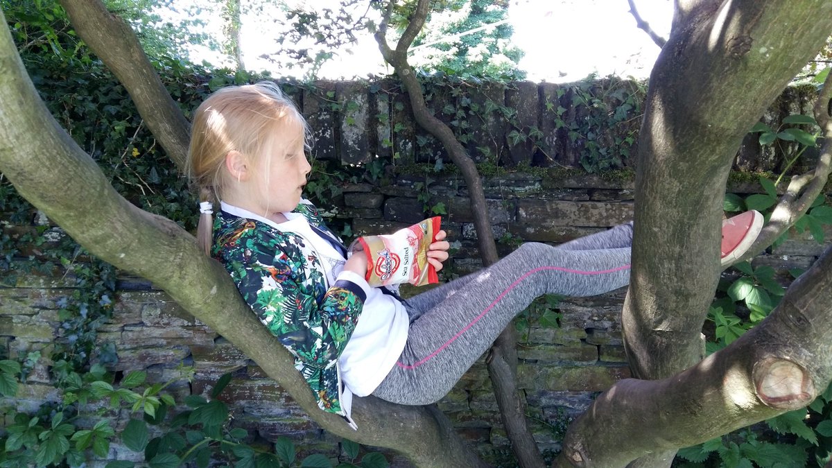 jason_fmn's tweet photo. Nowt like having life sussed chillin in the beer garden with a packet of @SeabrookCrisps loving dispatched in 5 mins #Yorkshire #relax https://t.co/JuXYauTFXw