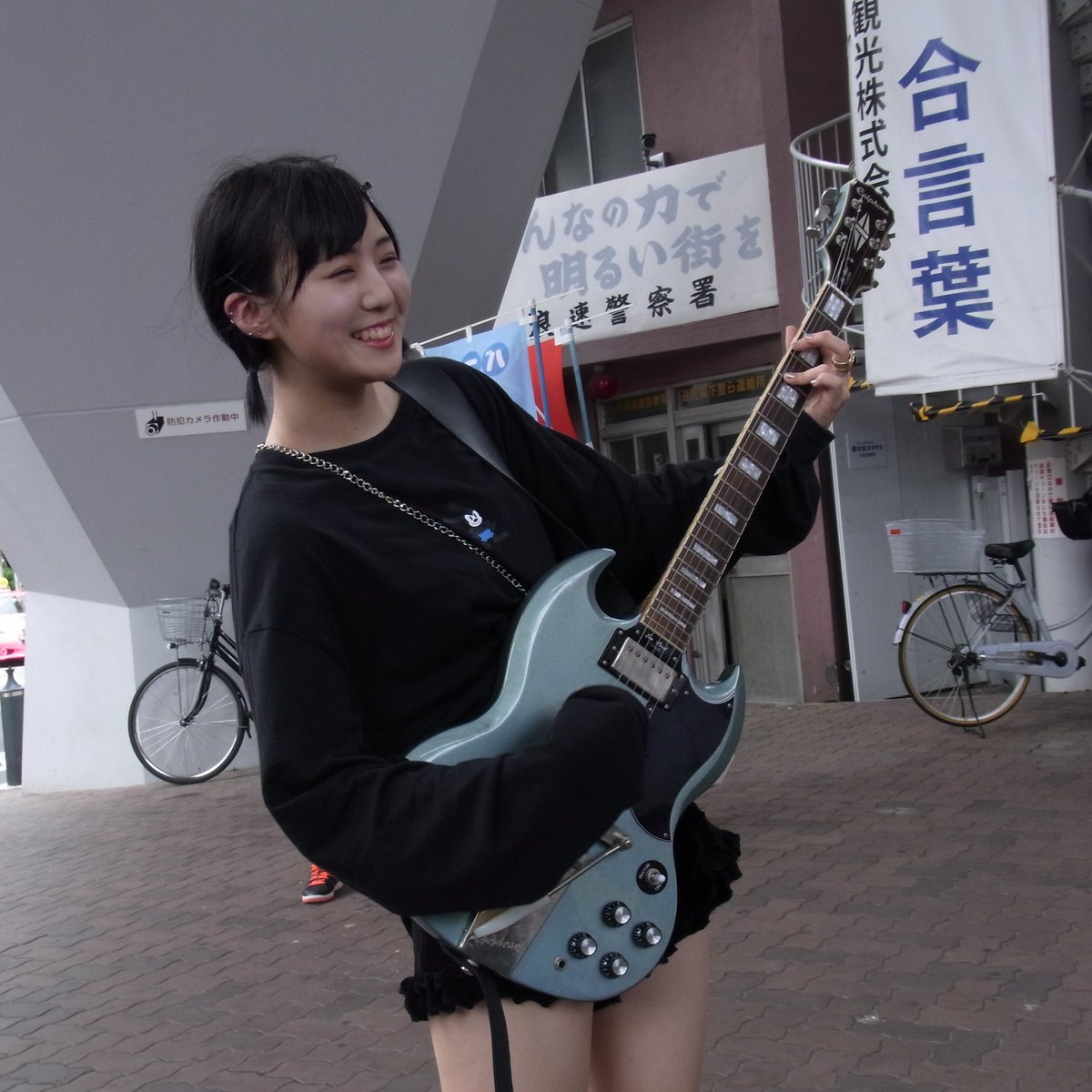 あのちゃんが好きなめいちゃに、あのちゃんが使ってるモデルのSGを持っ