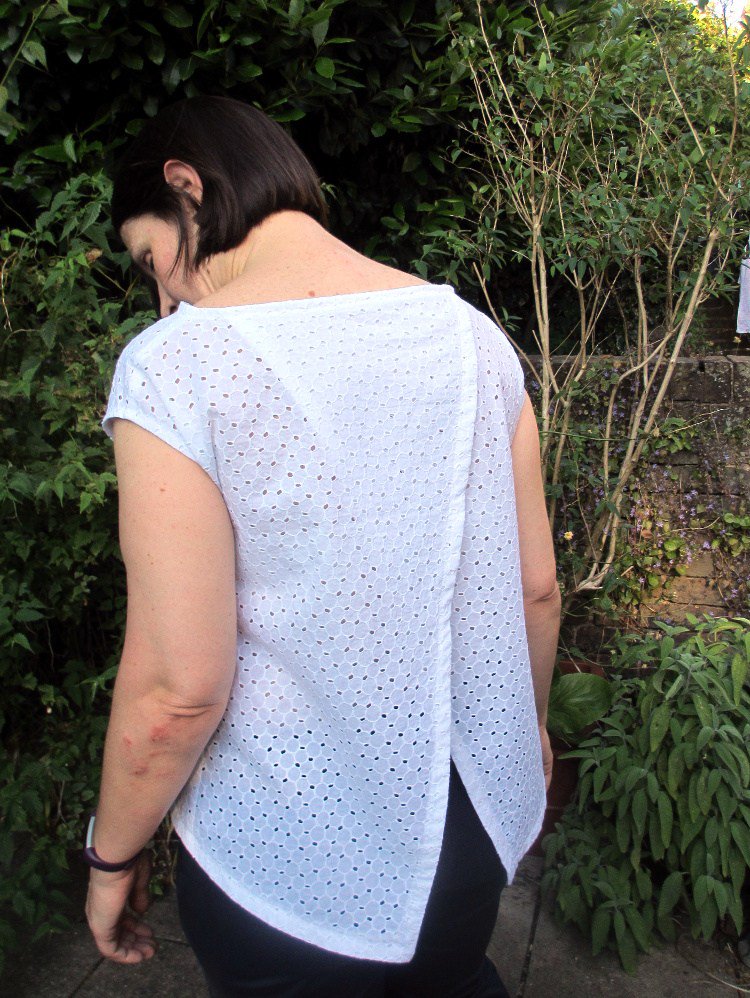 You can't beat a white eyelet top on a hot day <a href="/ssewpatterns/">simple sew</a> cross back blouse notsewsimple.wordpress.com/2017/07/02/bac…