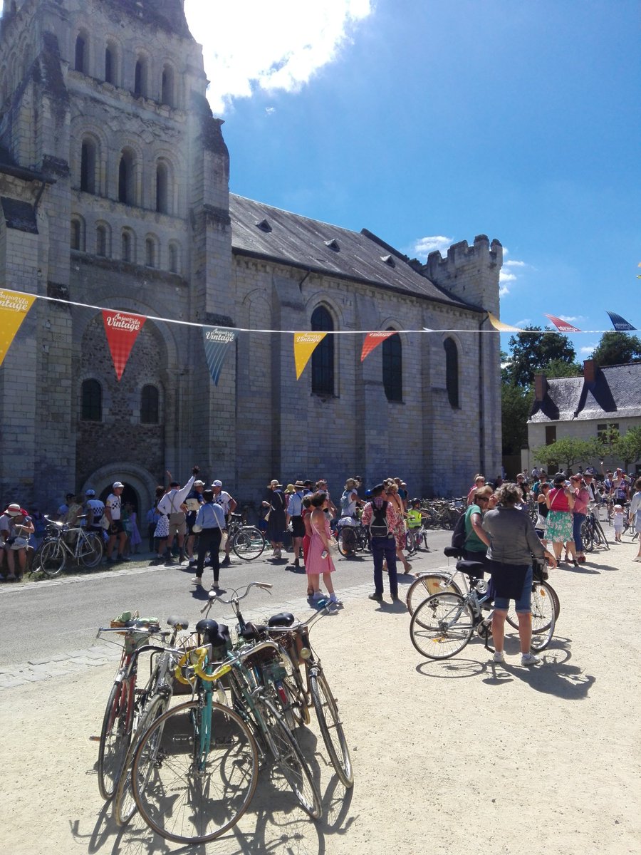 FemmeDeGarenne's tweet photo. Retour sur un beau we ensoleillé à #Saumur

#avv17 #anjouvélovintage #jaimelanjou #vintage #ackerman #moustaches https://t.co/NewXKtAsp8