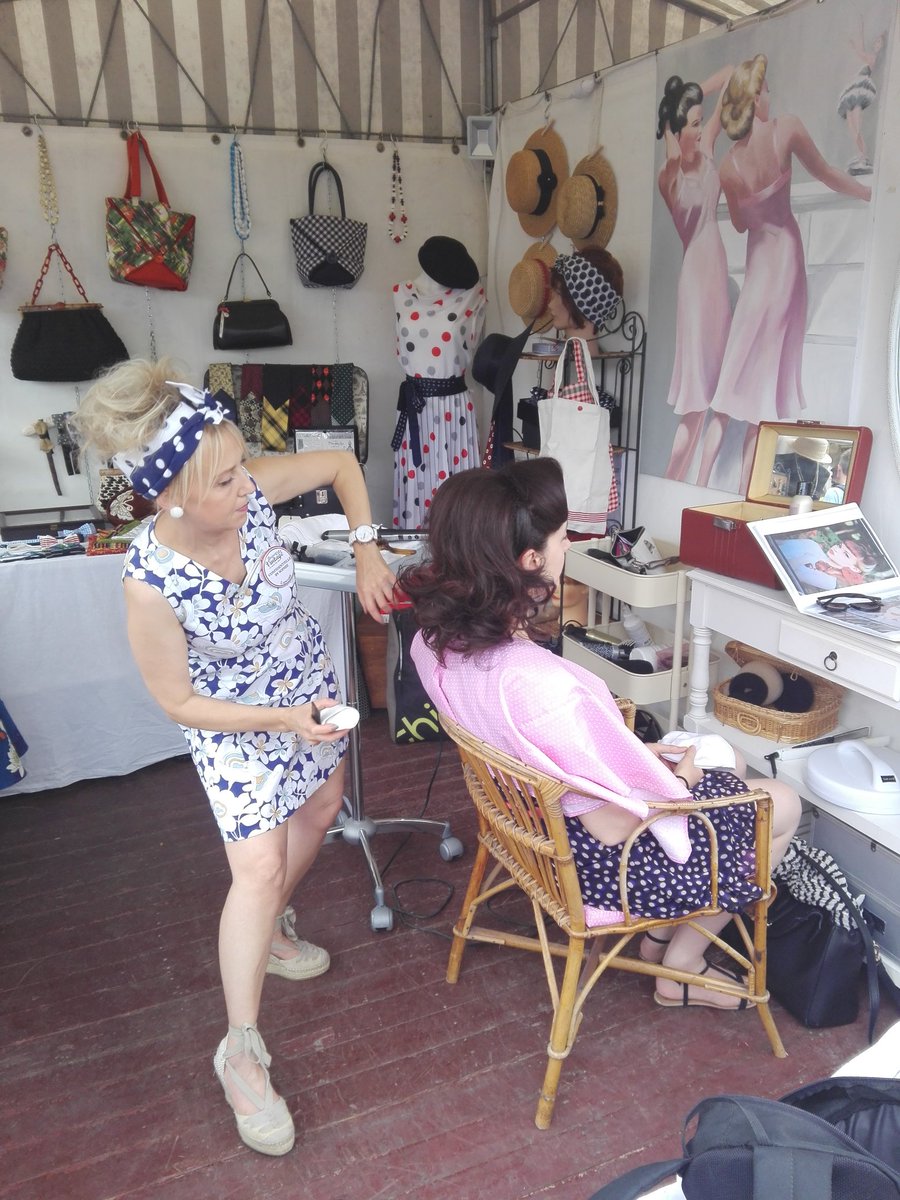 FemmeDeGarenne's tweet photo. Retour sur un beau we ensoleillé à #Saumur

#avv17 #anjouvélovintage #jaimelanjou #vintage #ackerman #moustaches https://t.co/NewXKtAsp8