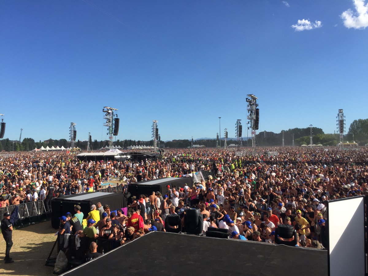 Adnkronos's tweet photo. Ascolti #tv da record per il concerto di #VascoRossi https://t.co/nOi1WMRyOX https://t.co/QPkt5uMGke